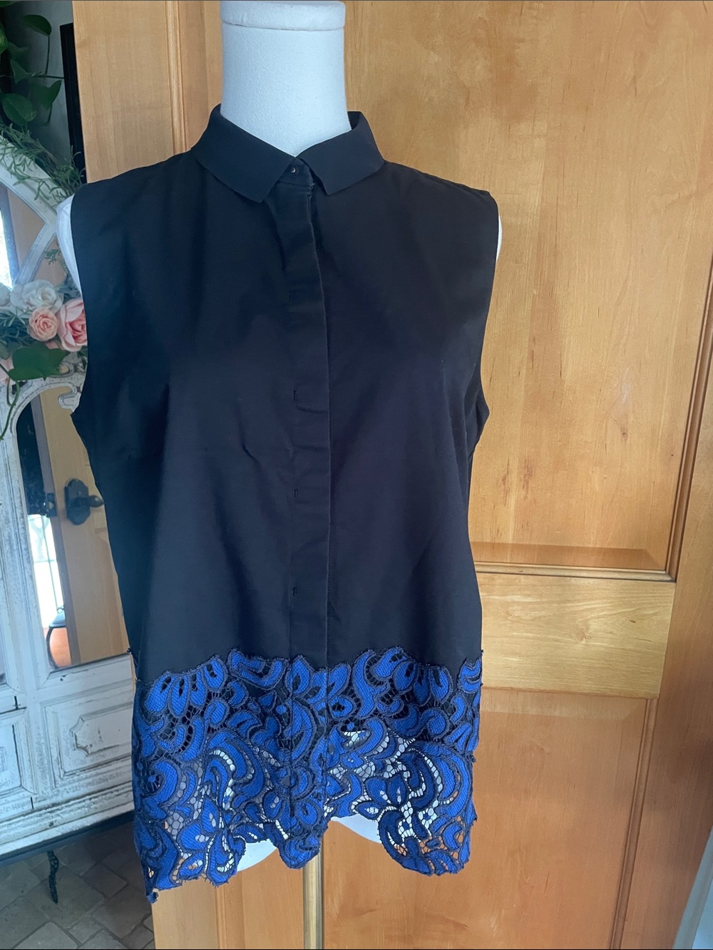Elie Tahari Black Collared Sleeveless Royal Blue Lace Hem Shirt Blouse Top M